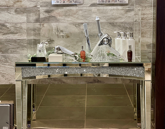 ホテル内展示品装飾アクリルカバー